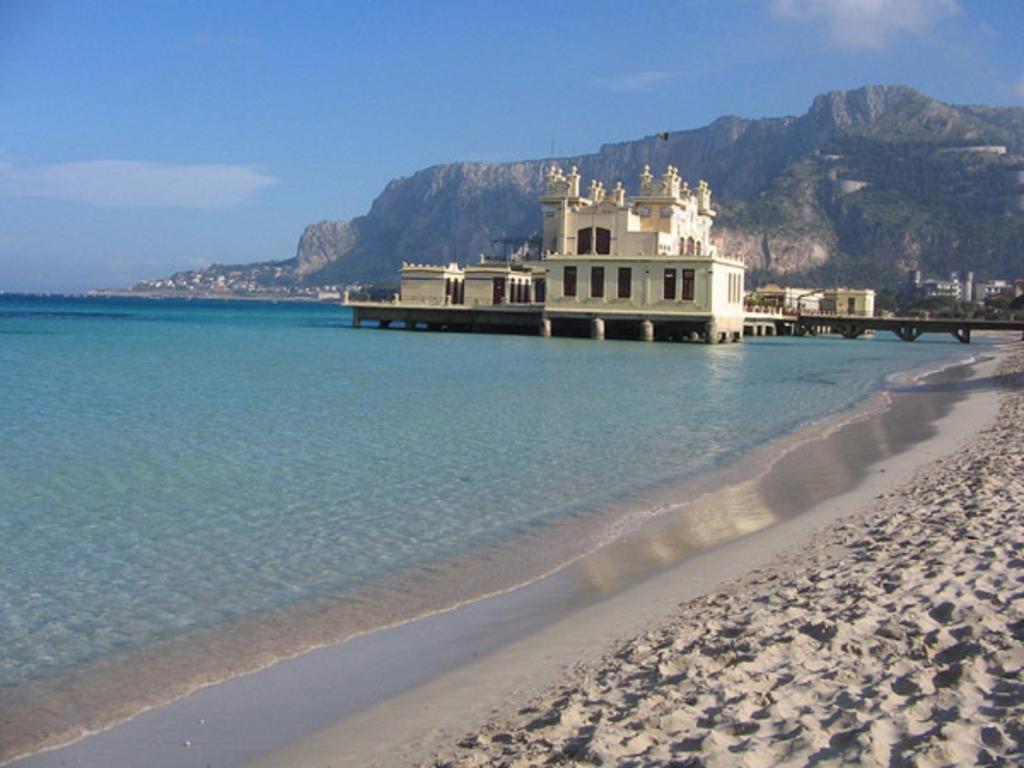 Casa Vacanza Lunastella Мондело Екстериор снимка